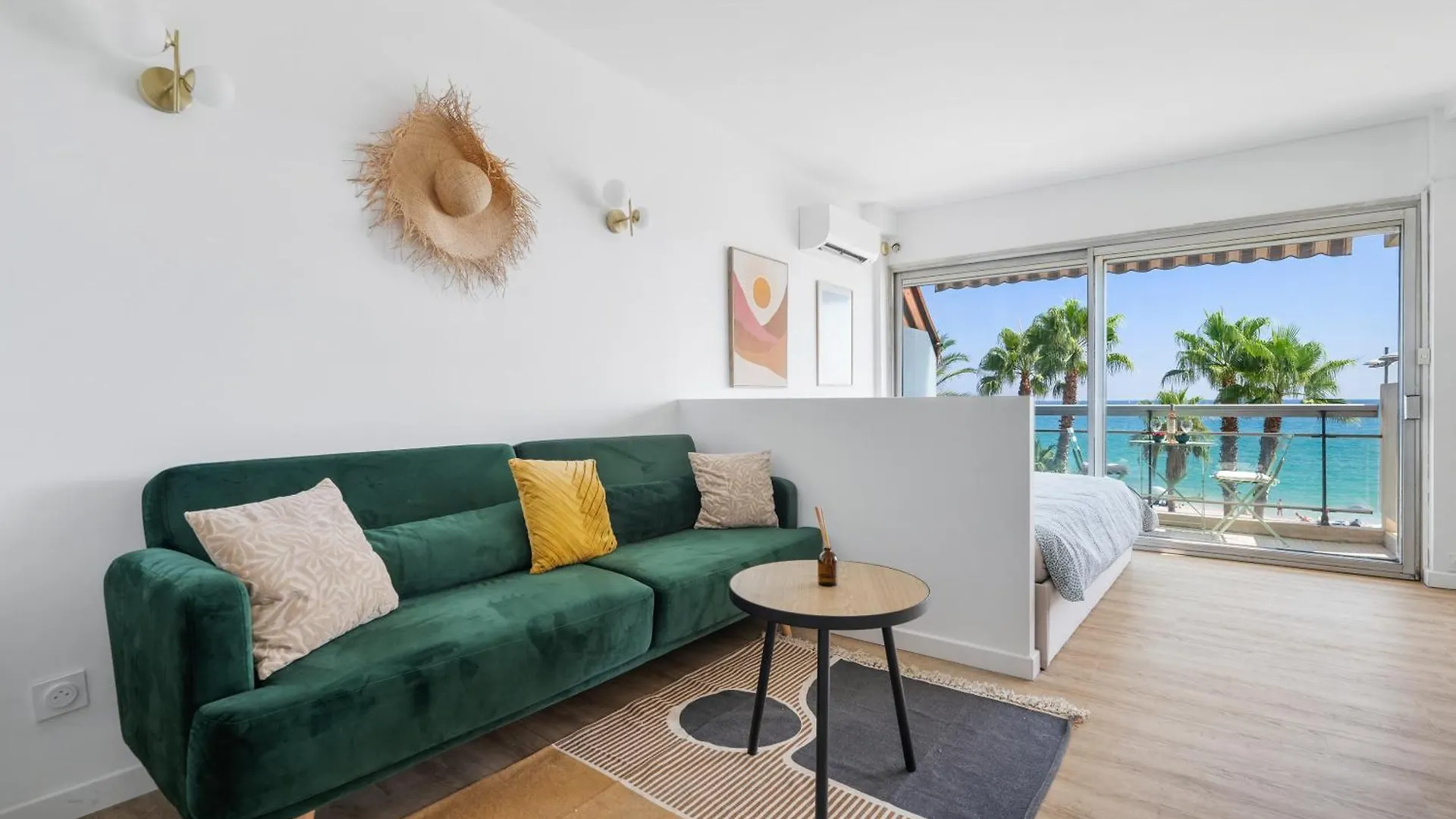 Cosy & Chill Appartements - Superbe Vue Mer, Wifi & Clim Cagnes-sur-Mer France
